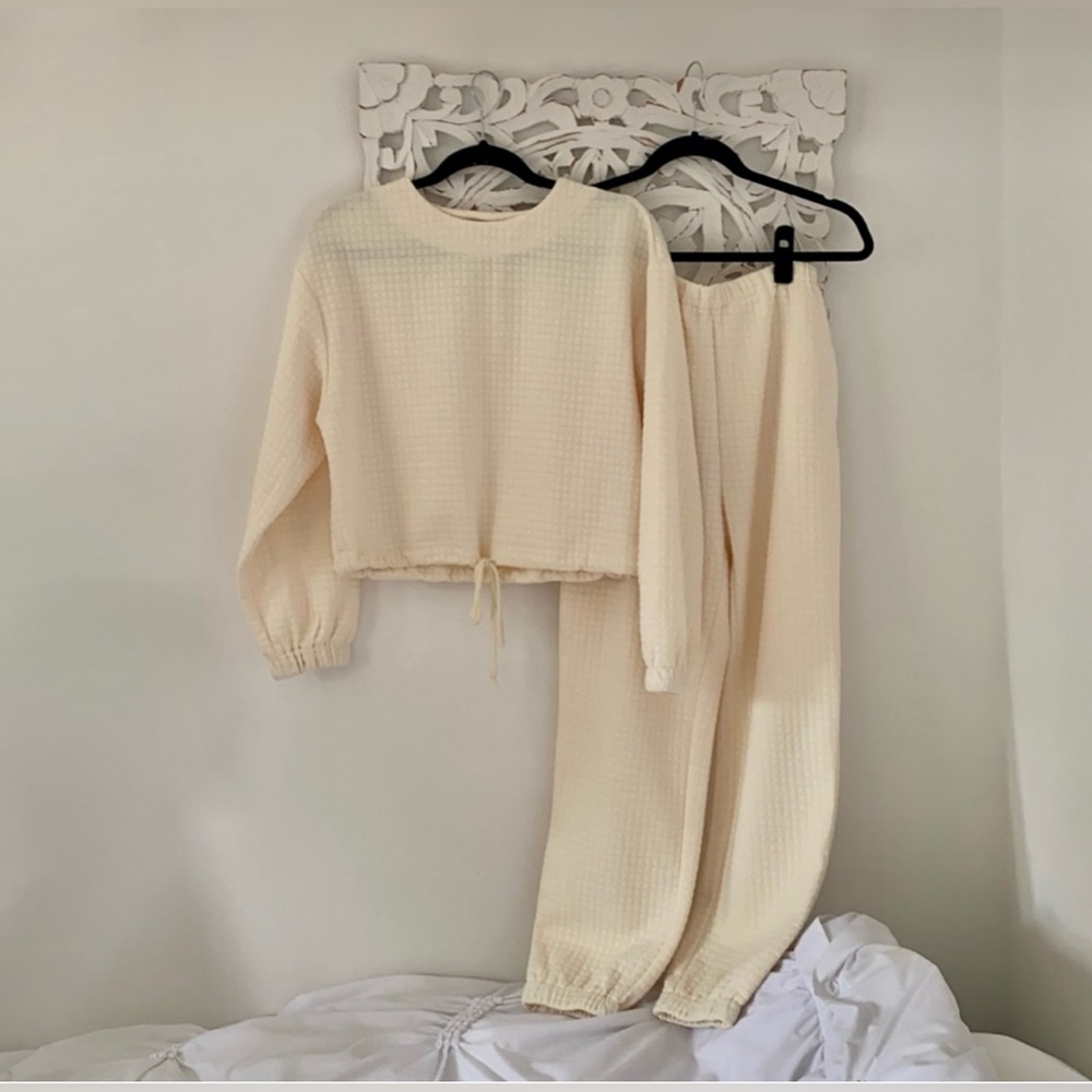AMALFII Cream Quilted 2 Piece Loungewear Set Top & Pants